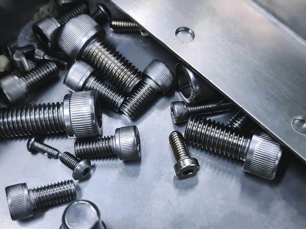 Pour quelles raisons choisir les vis inox pour terrasse ?