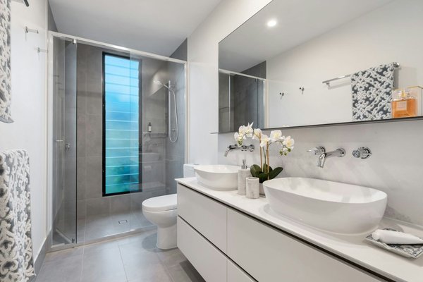 Les essentiels pour une salle de bains pratique et esthétique