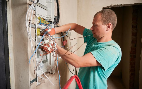 Rénovation électrique d'une maison : à quel moment vous devrez le faire ?